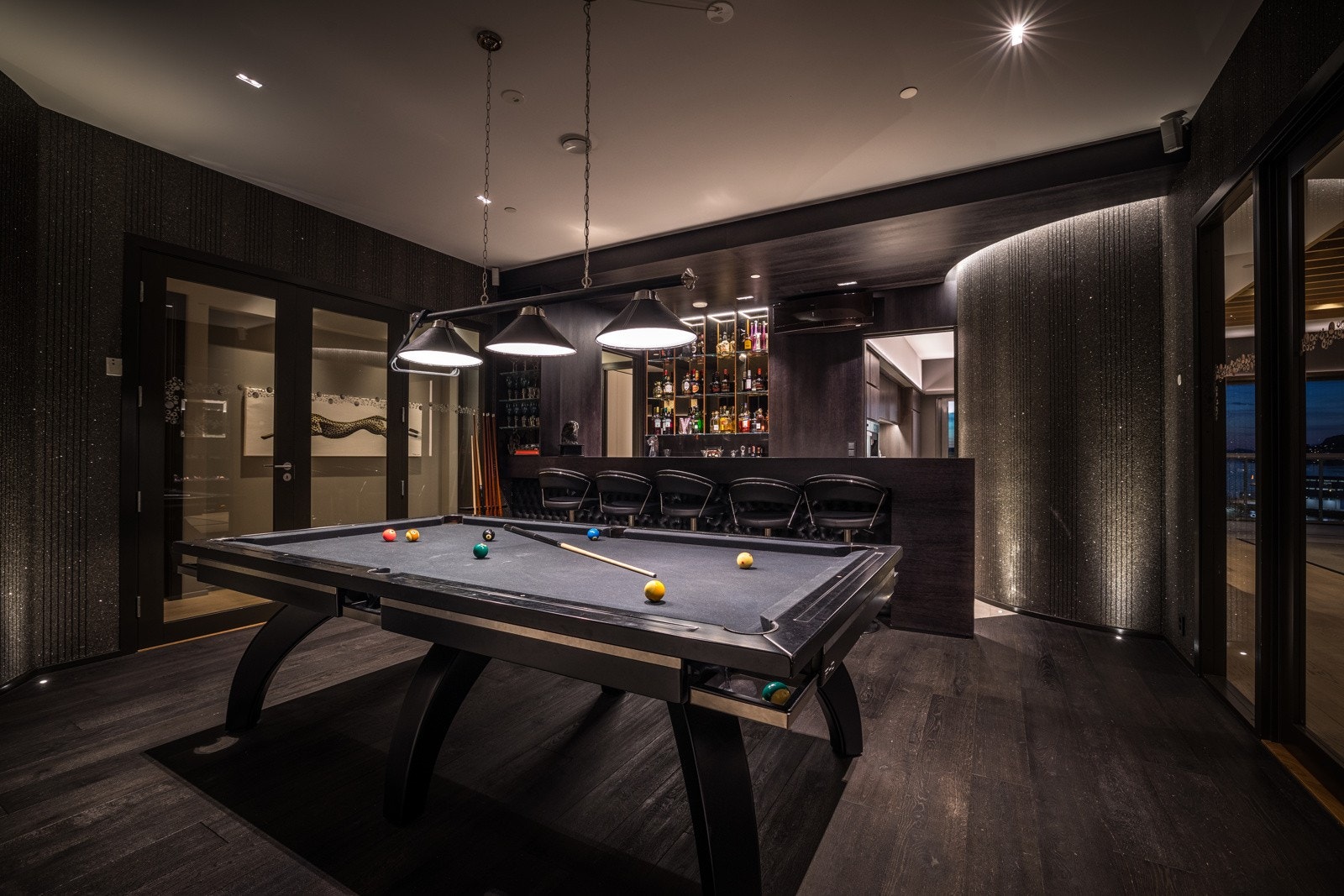 Medierommet er utmerket for å trekke seg tilbake og nyte en god film eller spille bilijard Galleribilde