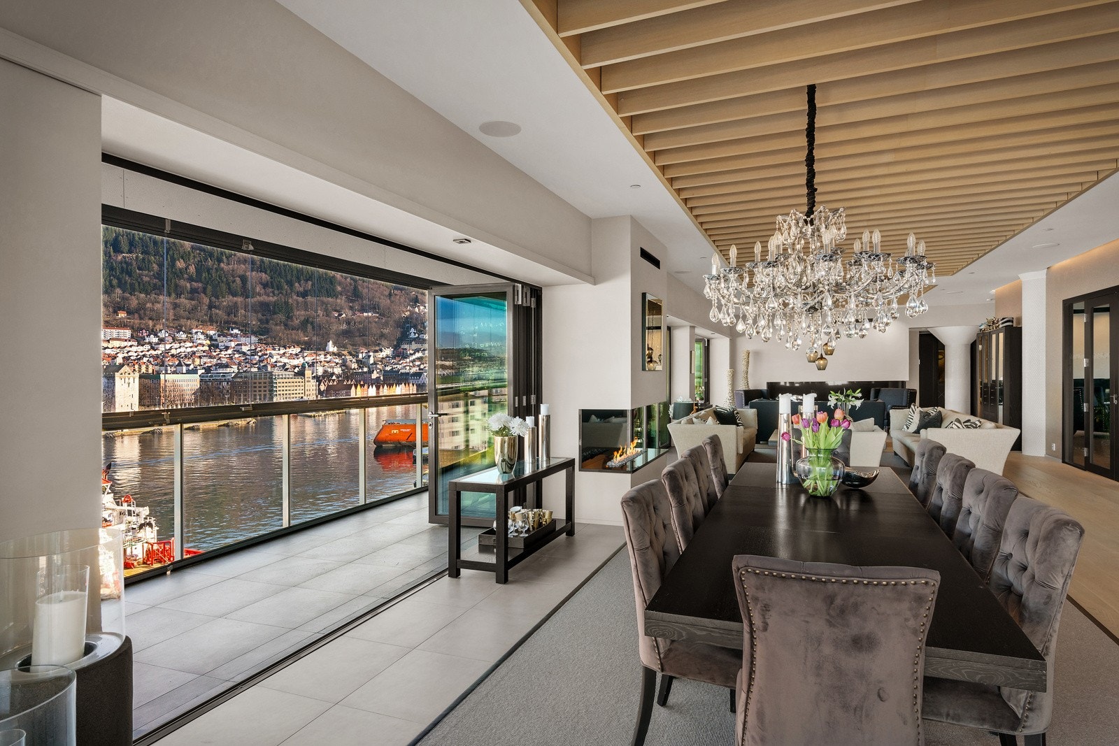 Det er takhøyde på 3 meter i stoe deler av leiligheten Galleribilde