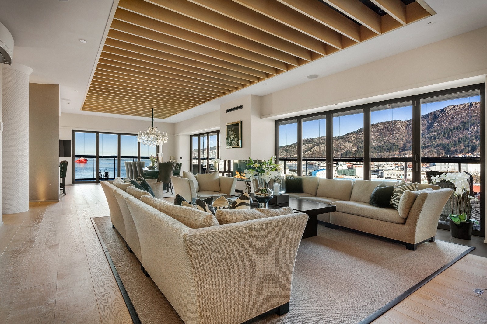 De lange vindusrekkene samler seg mot nord og gir et herlig hjørneareal hvor man kan nyte helt unik utsikt Galleribilde