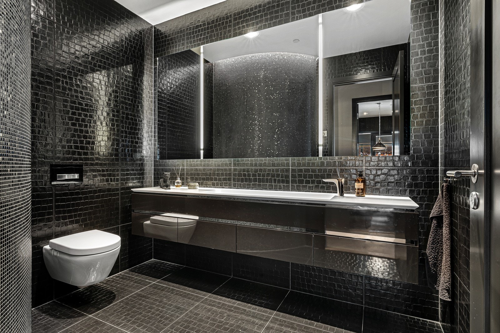 WC-rommet er innredet med et svært stilfult baderomsmøblement og wc Galleribilde