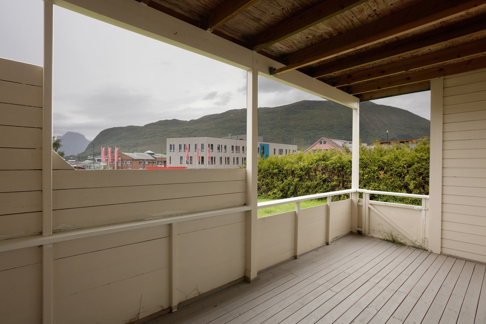 Overbygget veranda med direkte utgang til fellesareal og plen Galleribilde