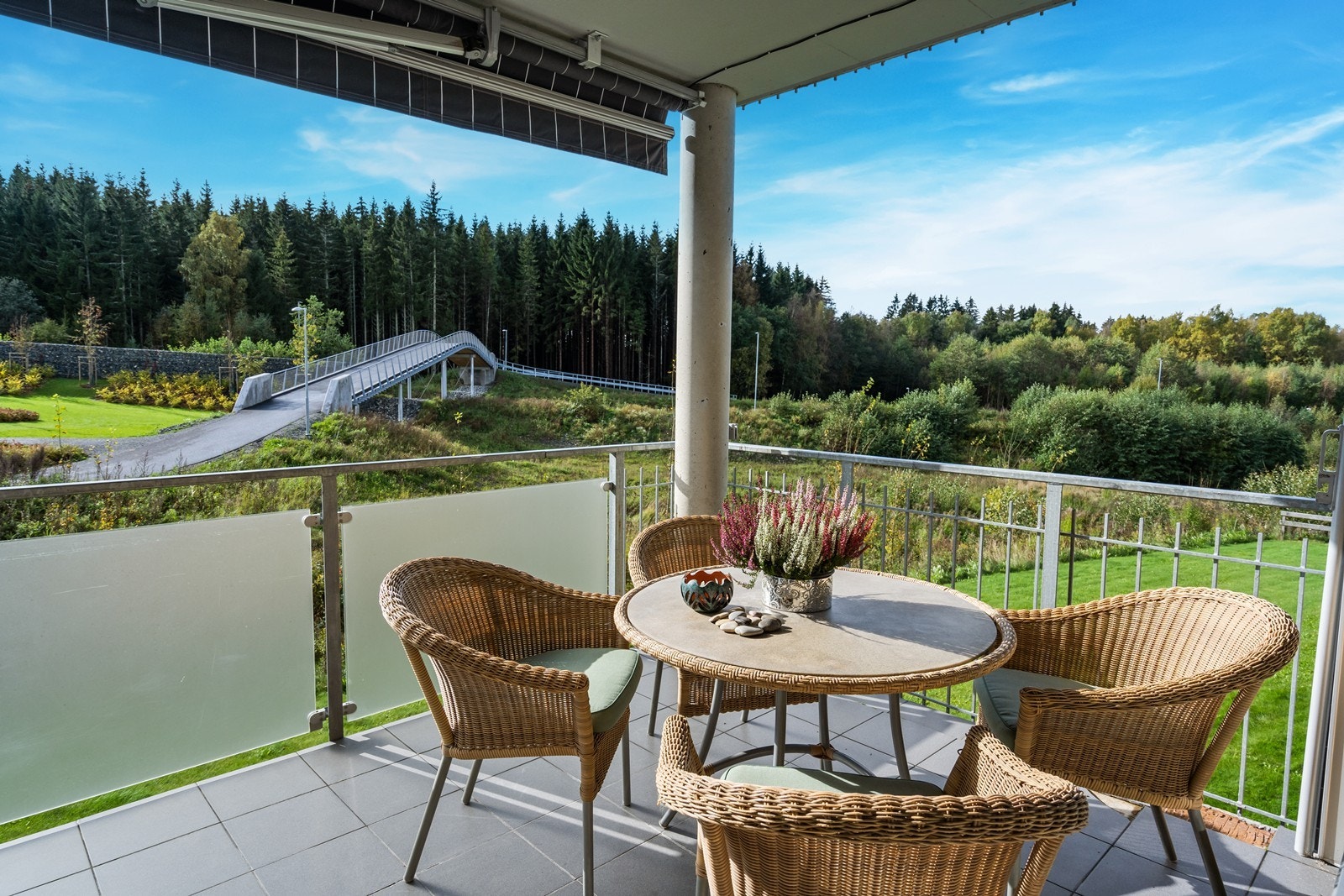 Koselig takoverbygget balkong med markise Galleribilde