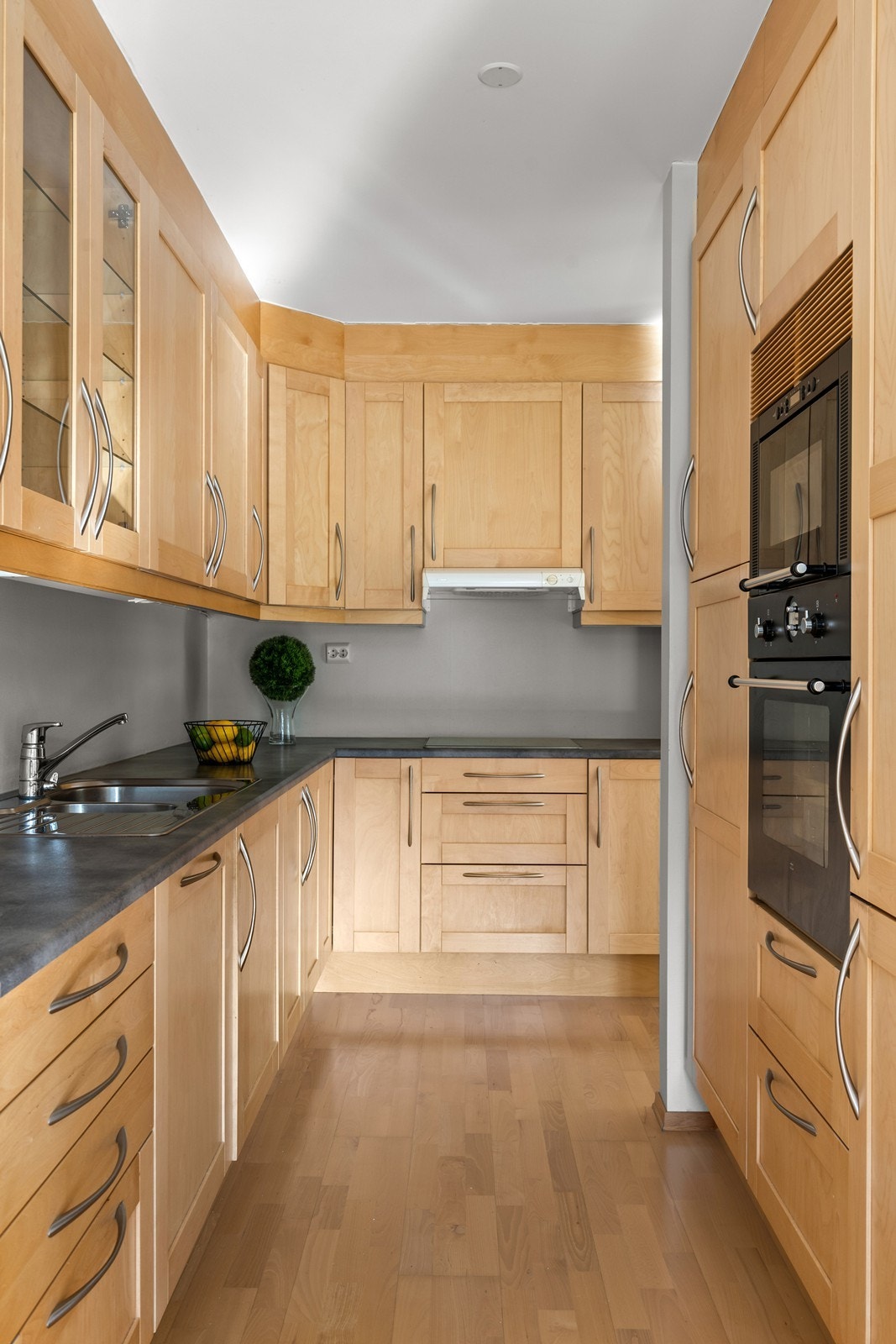 Meget praktisk kjøkken med integrerte hvitevarer Galleribilde