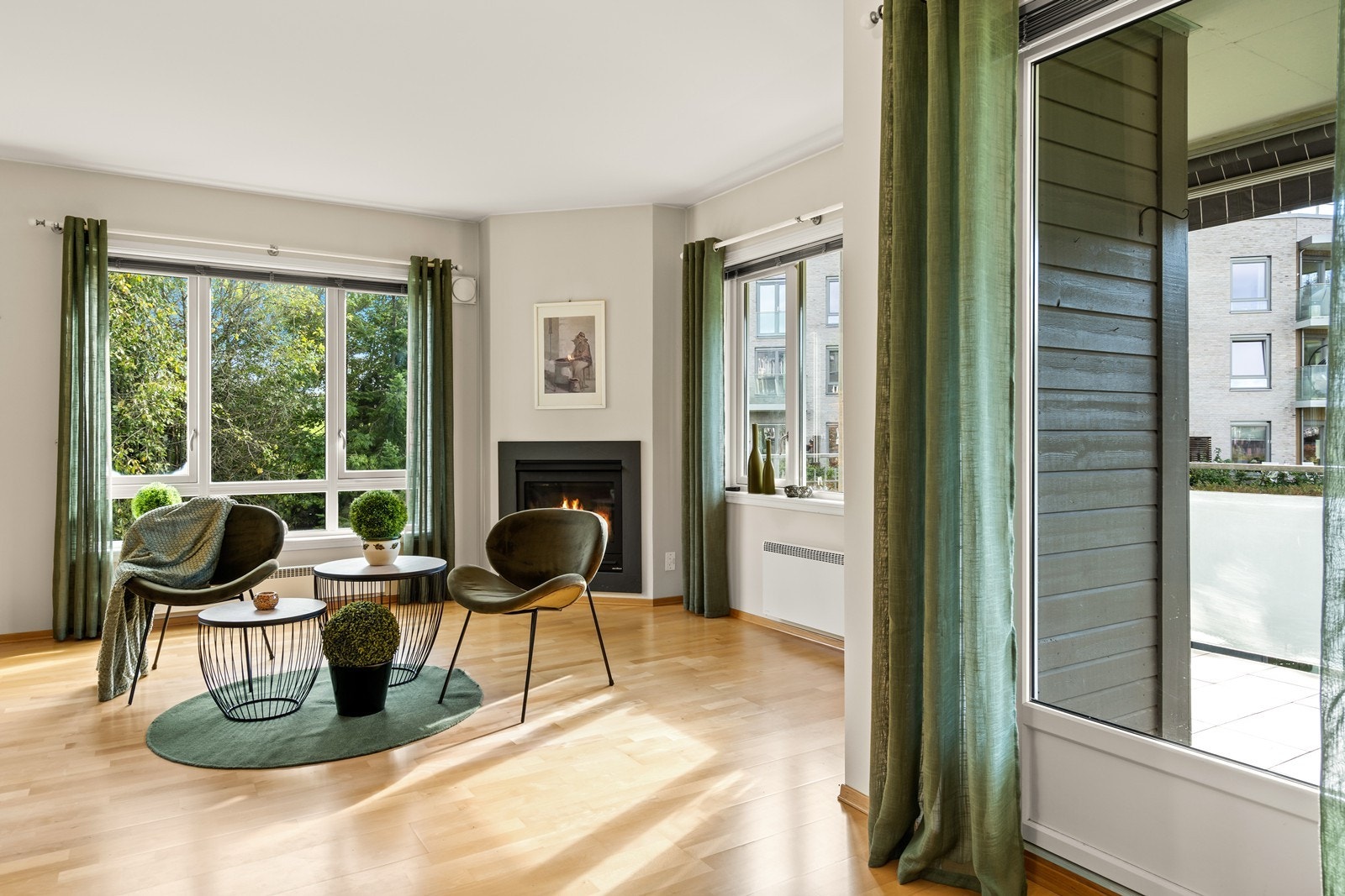 Mange store vindusflater gir godt lys Galleribilde