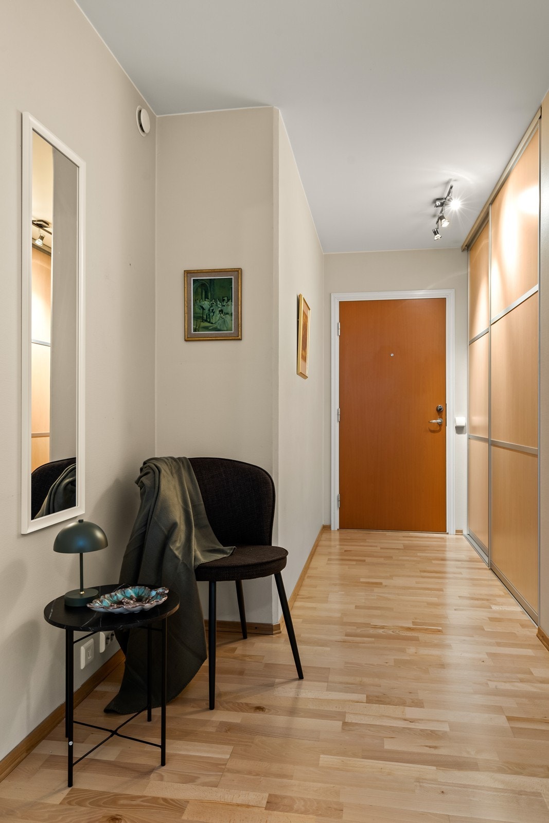 Gang med skyvedørsgarderobe Galleribilde