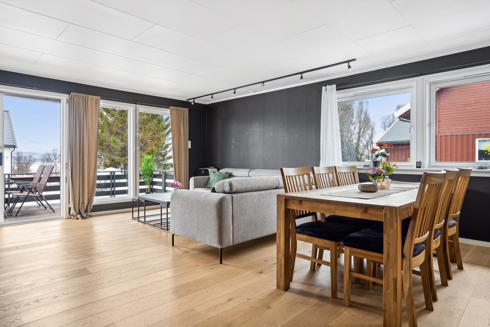 Fra stuen er det utgang til romslig veranda og platting med gode lys- og solforhold! Galleribilde