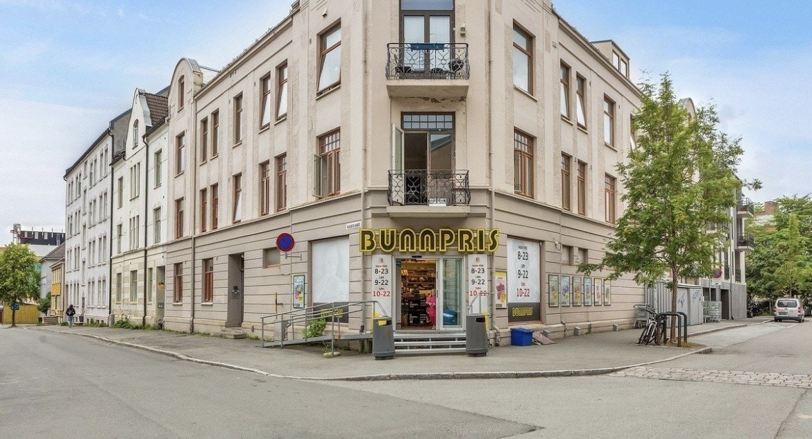 Søndagsåpen dagligvarebutikk ligger rett bort i gaten for leiligheten Galleribilde