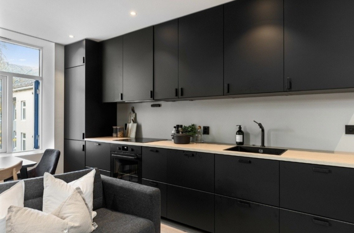 Komplett kjøkken med integrerte hvitevarer og alt av kjøkkenartikler Galleribilde