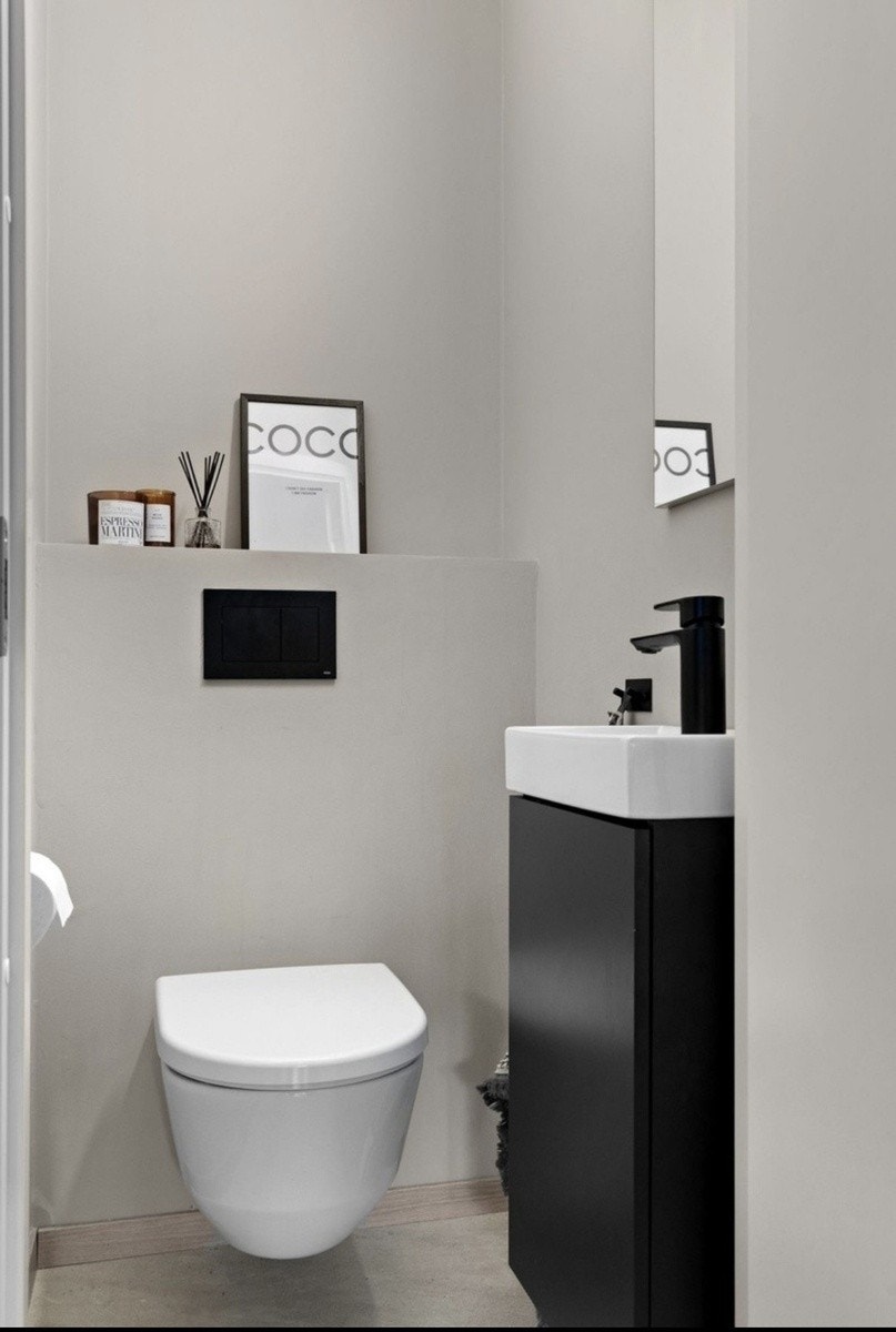 Seperat toalettrom i tillegg til fullverdig bad Galleribilde