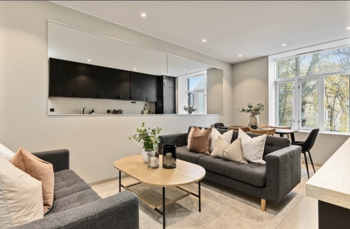 Koselig fellesareal med sofa og spisebord Galleribilde