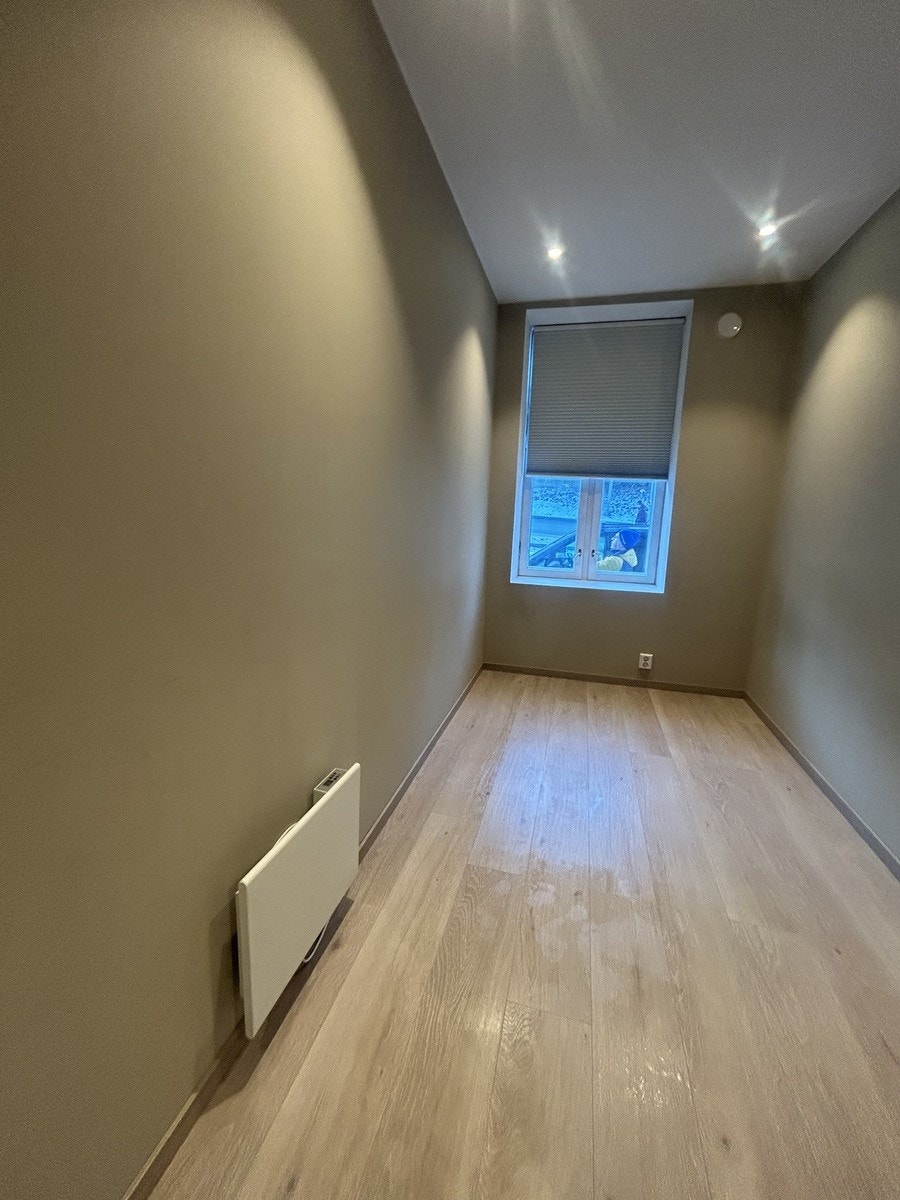 Soverommet med høyt tak og et lyst rom Galleribilde