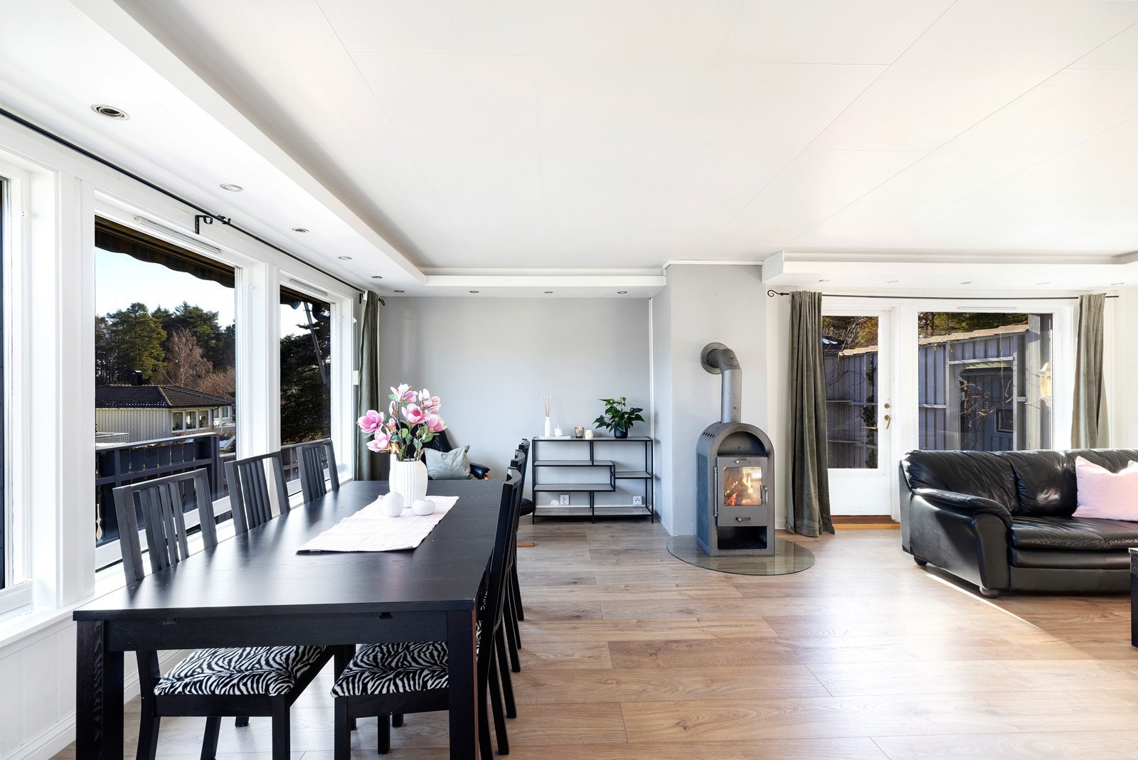 Åpen stue og kjøkkenløsning med plass til både sofagruppe og spisestue Galleribilde