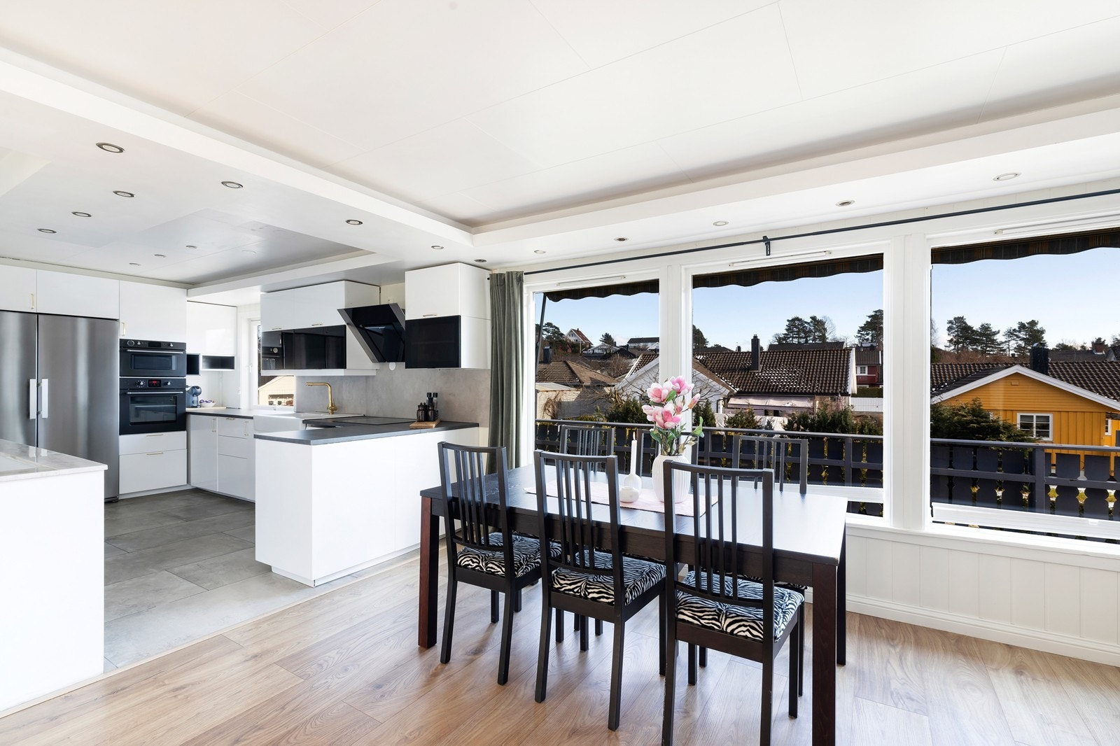 Godt lysinnslipp gjennom de store vindusflatene Galleribilde