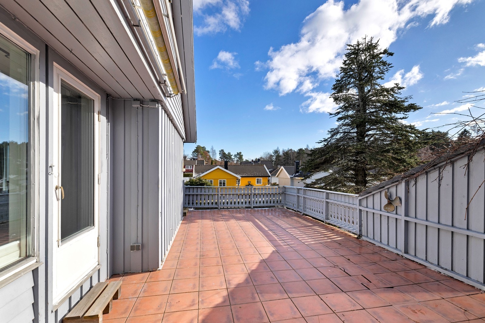 Stor terrasse med god plass til hagemøbler Galleribilde