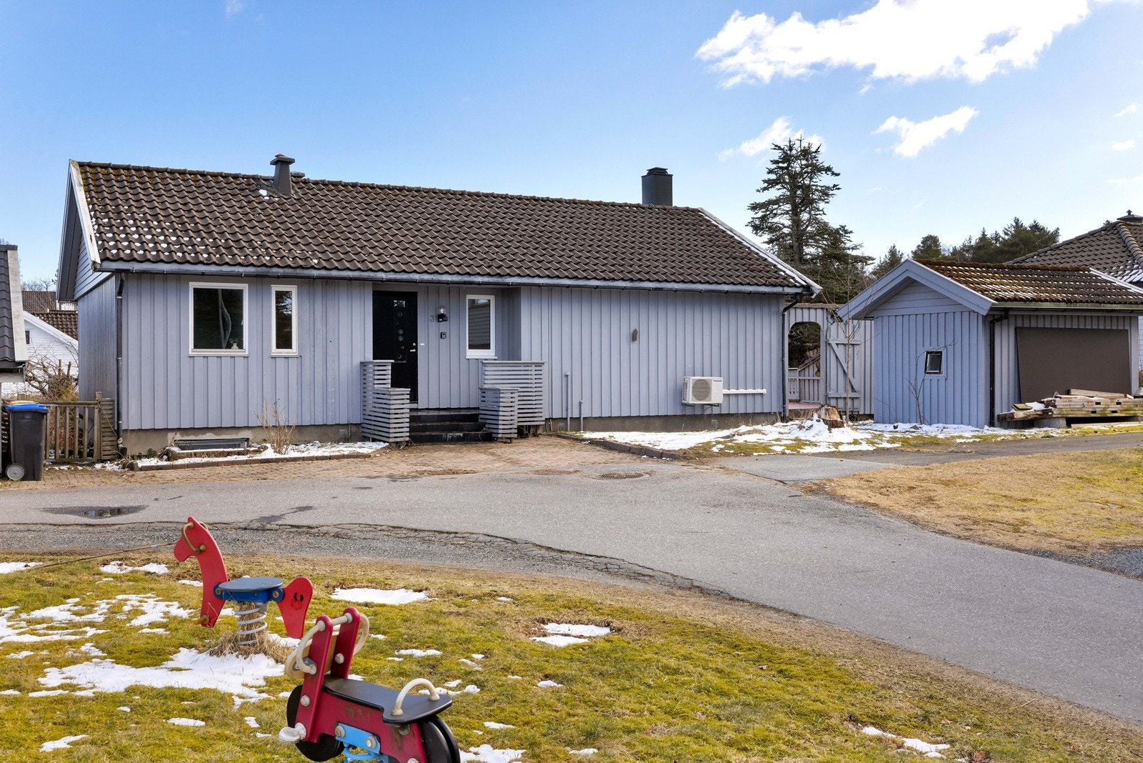 Inngangsparti og biloppstillingsplass Galleribilde