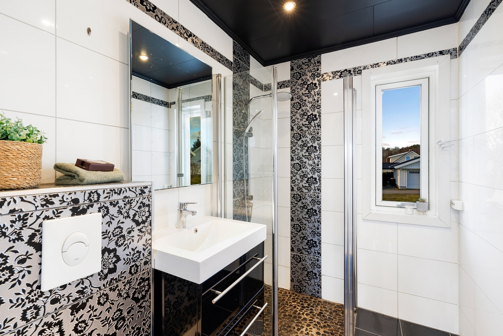 Badet er helfliset med varmekabler og innredet med dusj, toalett og servant med innredning Galleribilde