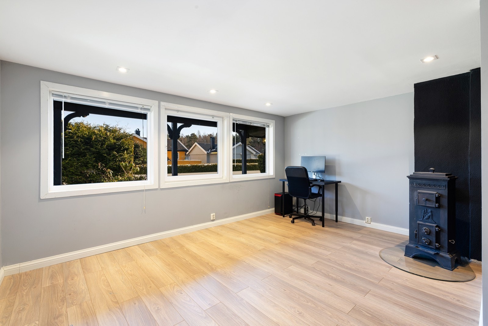 I underetasje er det innredet rom som er brukt som kjellerstue, samt innredet en hybel med kjøkken, soverom, bad og stue Galleribilde