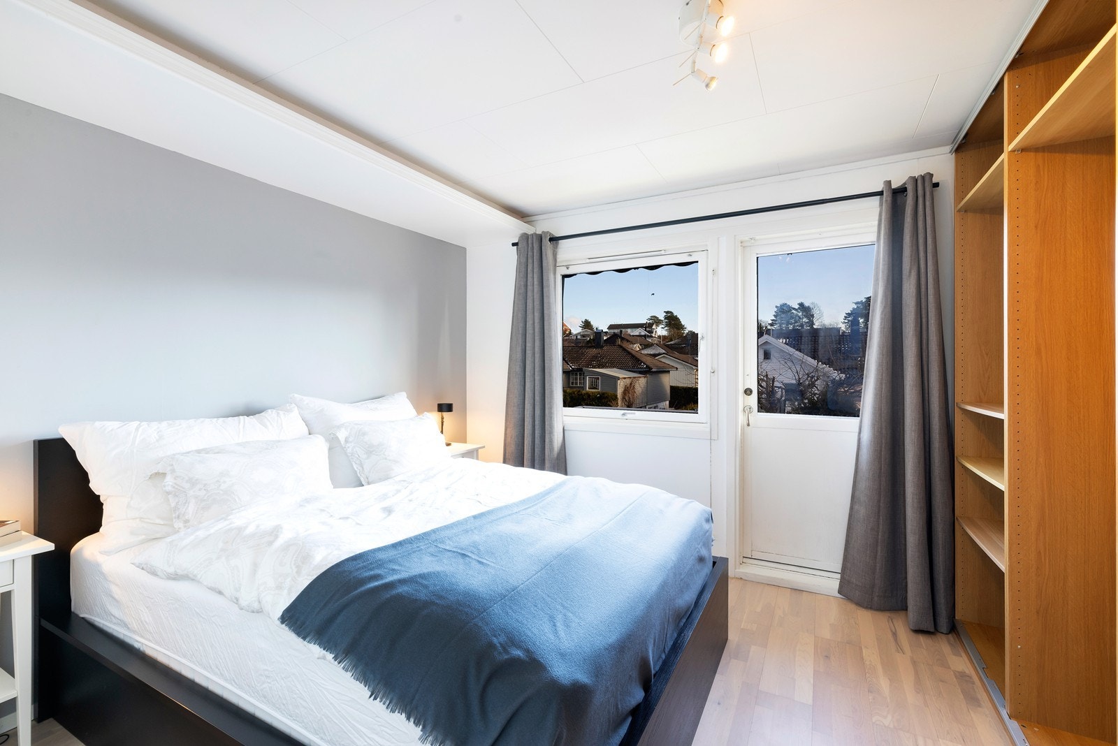 Soverom med plass til dobbeltseng, her er utgang til verandaen. Galleribilde