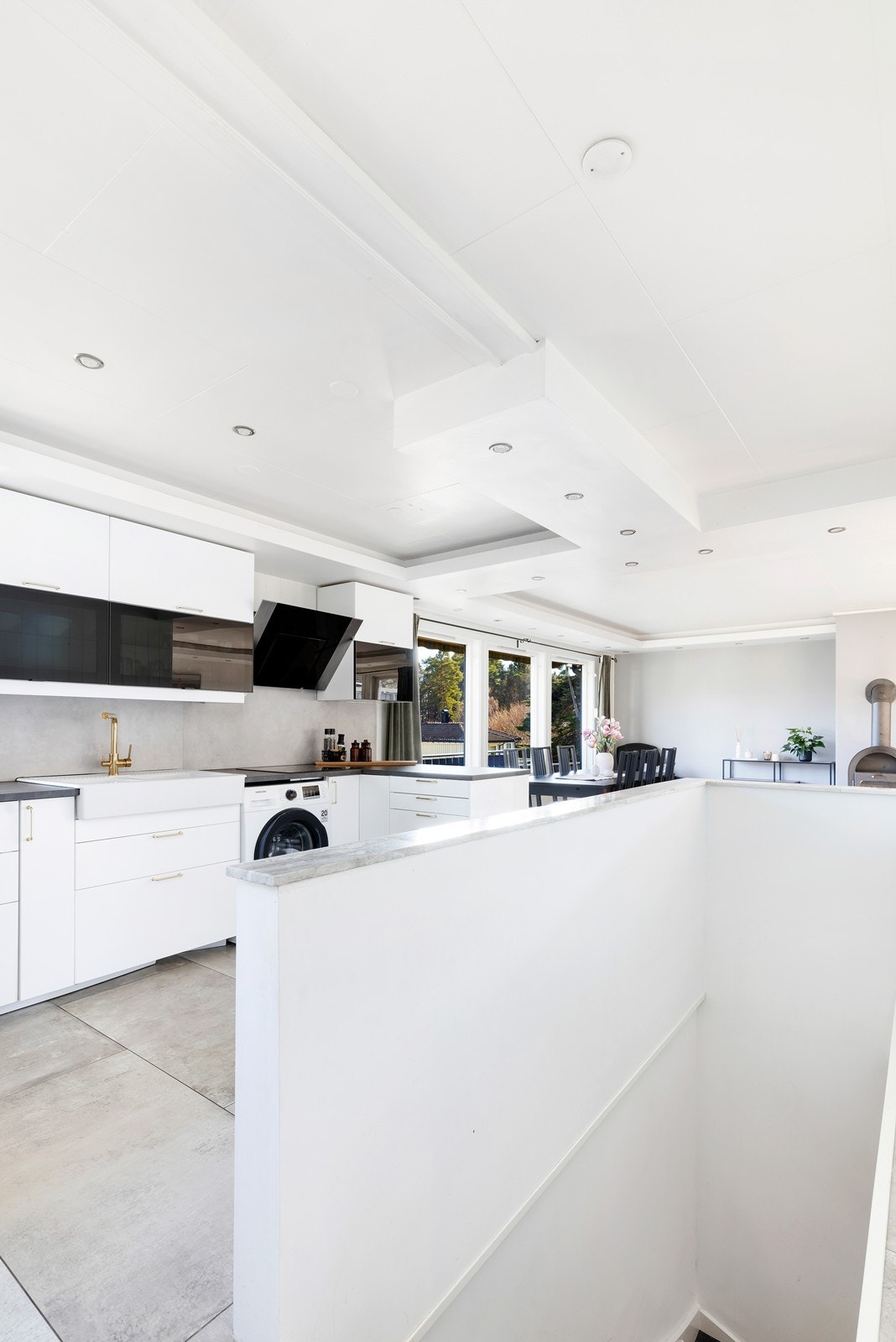 Kjøkken og trapp mellom etasjene Galleribilde