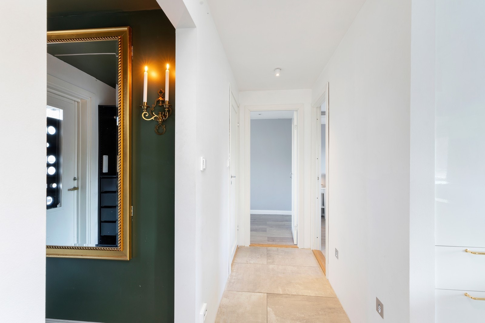 Gang fører videre inn i boligen Galleribilde