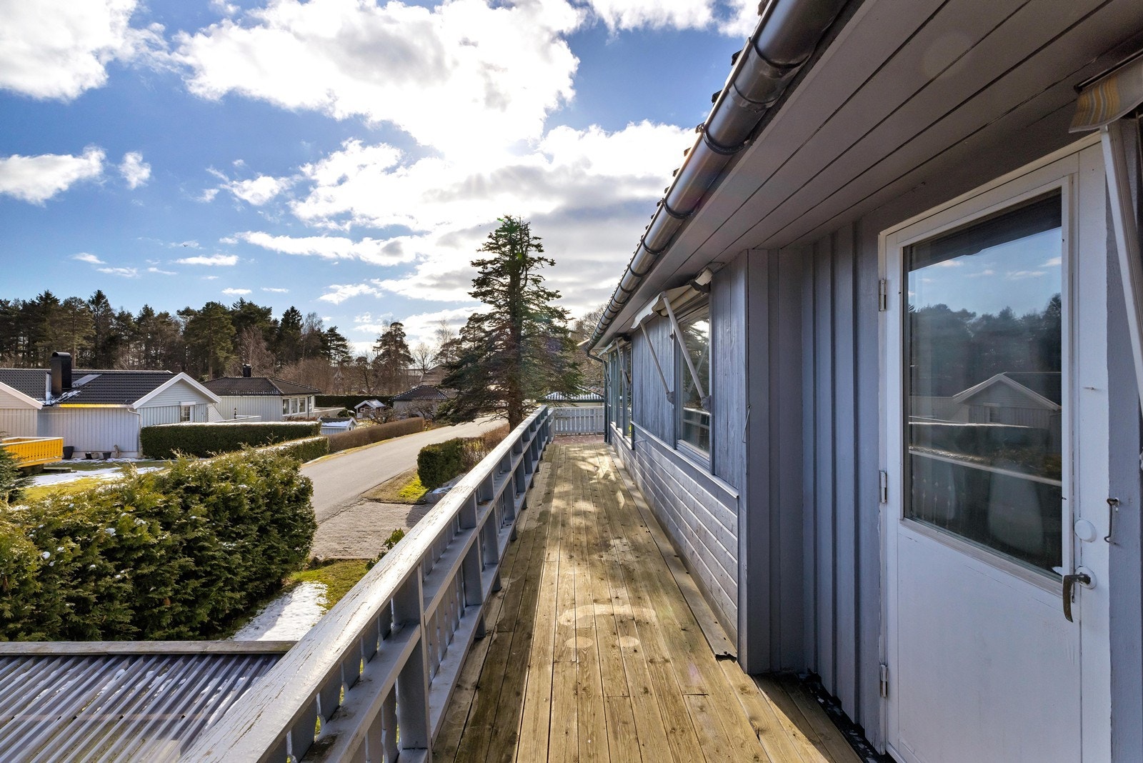 Terrassen strekker seg rundt boligen. Adkomst fra soverommet. Galleribilde