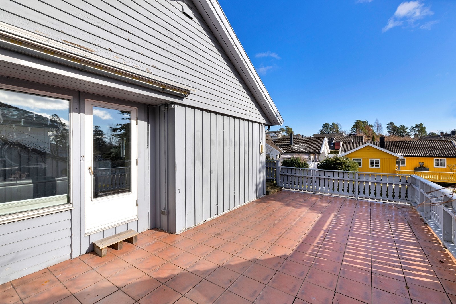 Terrassen strekker seg rundt boligen. Galleribilde