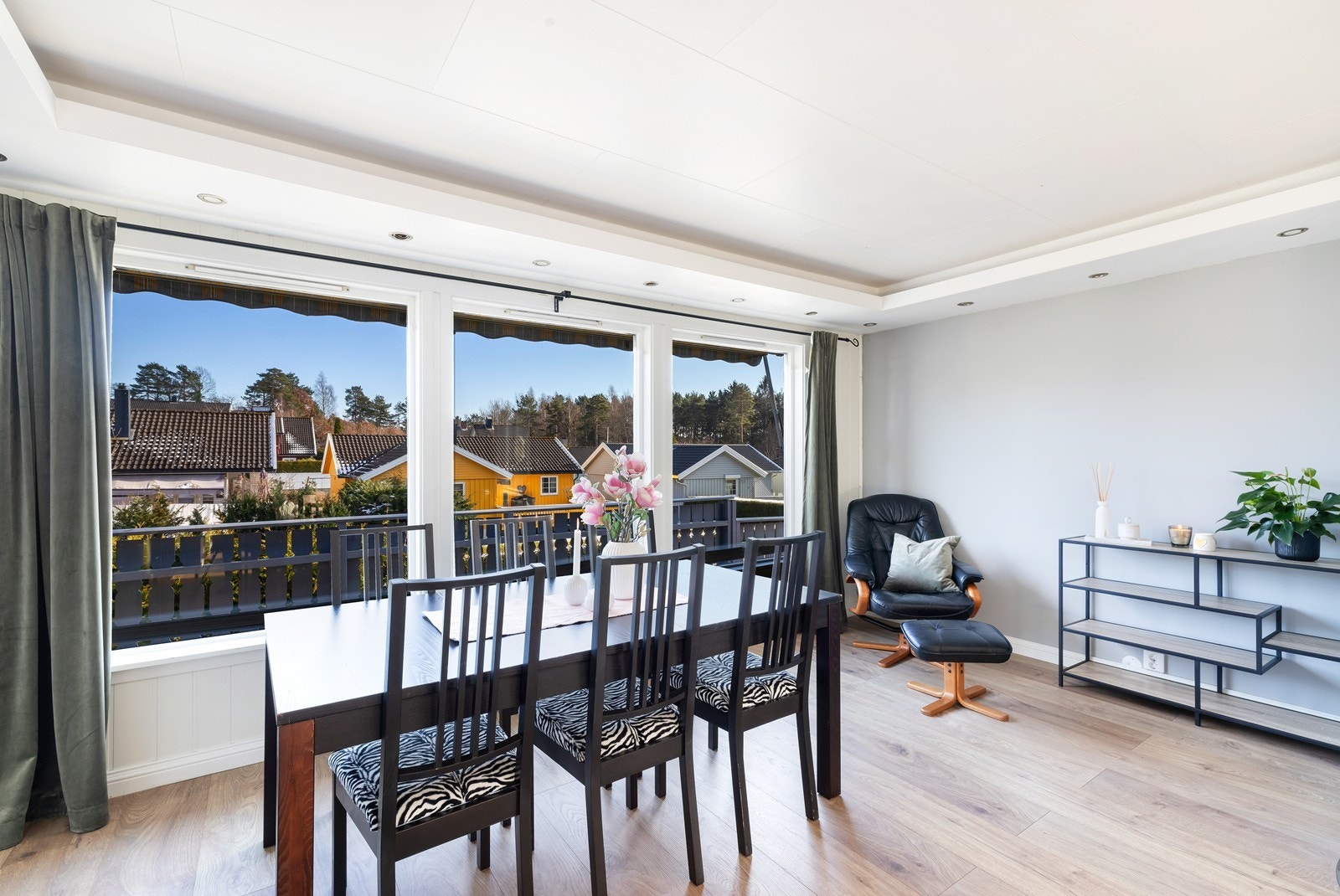 God plass til spisestue langs vindusrekken Galleribilde