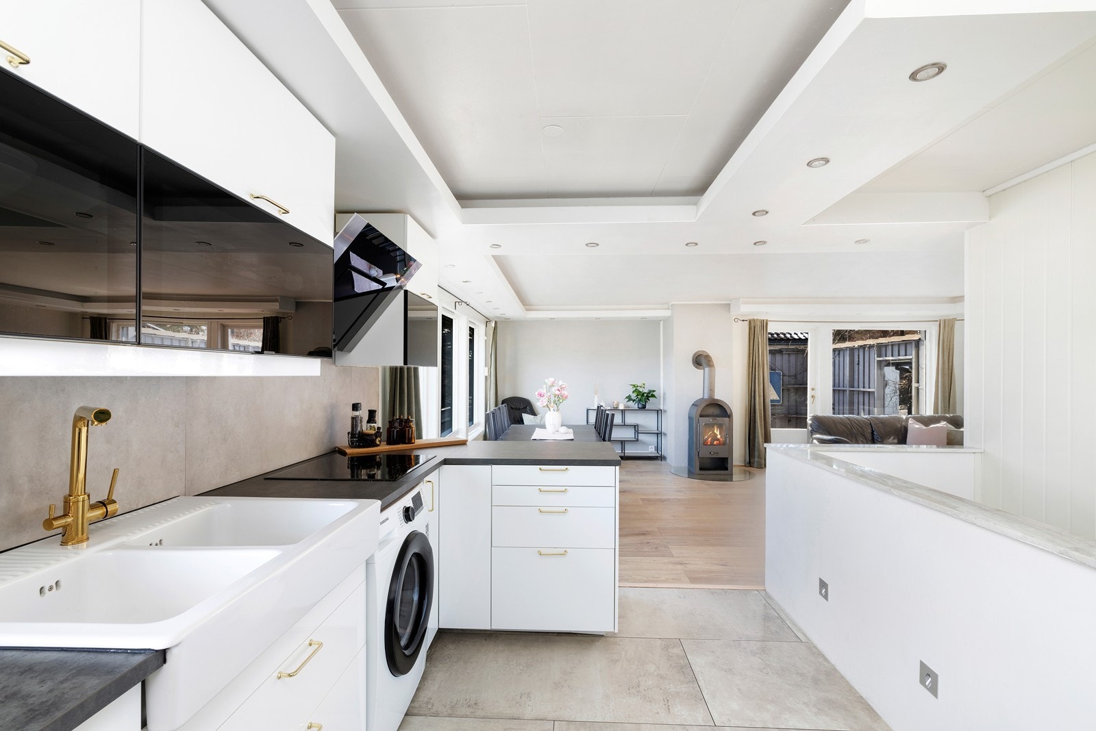 Kjøkkenet byr på integrerte hvitevarer som fryseskap, kjøleskap, oppvaskmaskin, platetopp, stekeovn, mikro-ovn, samt kjøkkenventilator Galleribilde