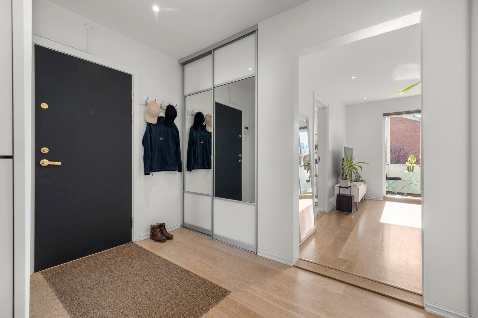Boligen har en romslig og innbydende entré med god plass til garderobeskap og skoskap for maksimal plassutnyttelse. Galleribilde