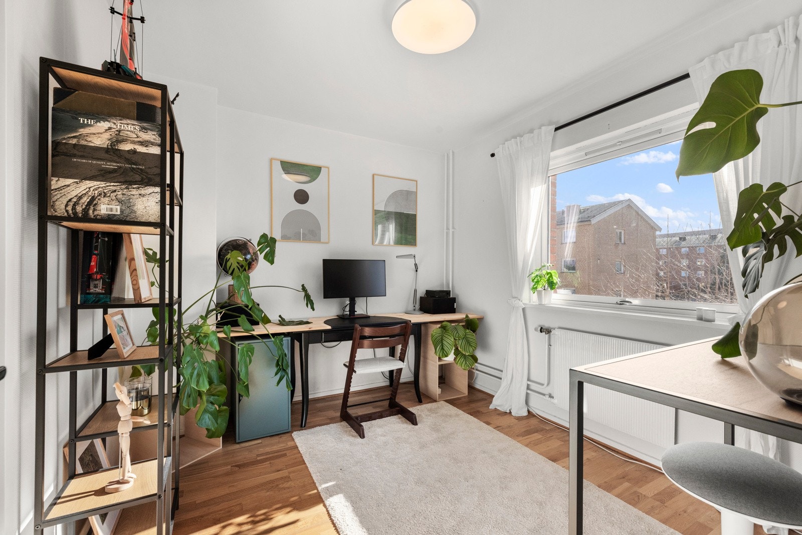 Boligen har totalt to soverom. Soverom ll har en fleksibel utforming, og passer perfekt som barnerom, gjesterom eller hjemmekontor - tilpasset dine behov. Galleribilde