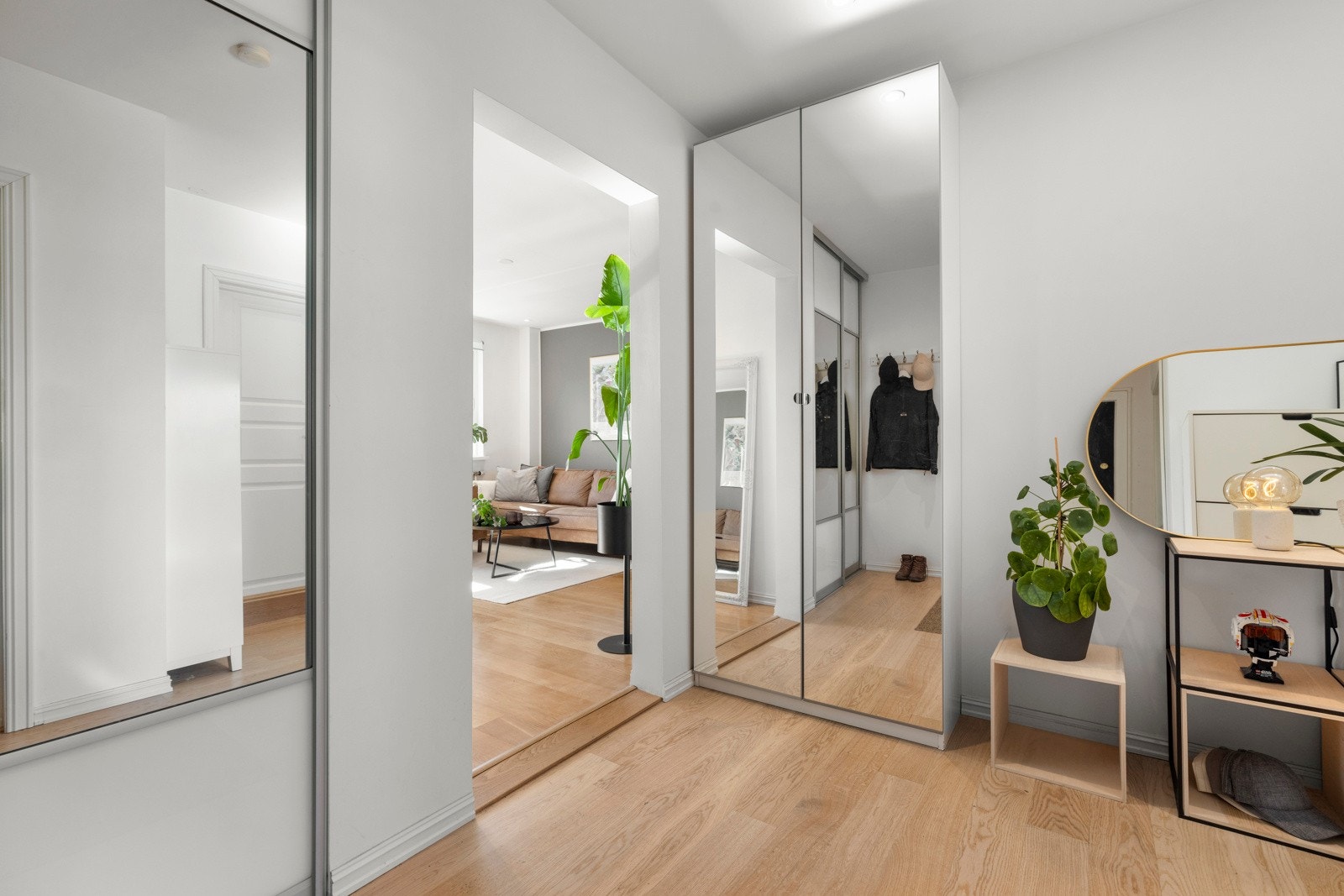 Den lyse gangen skaper et svært godt førsteinntrykk og fungerer som et naturlig bindeledd mellom leilighetens ulike soner. Galleribilde