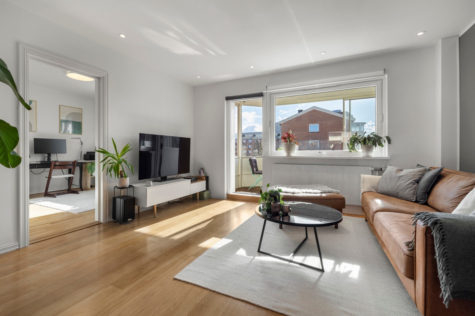 Stuevegg og stuetak ble oppgradert med lydisolasjon i 2019, noe som bidrar til en rolig og behagelig atmosfære. Galleribilde