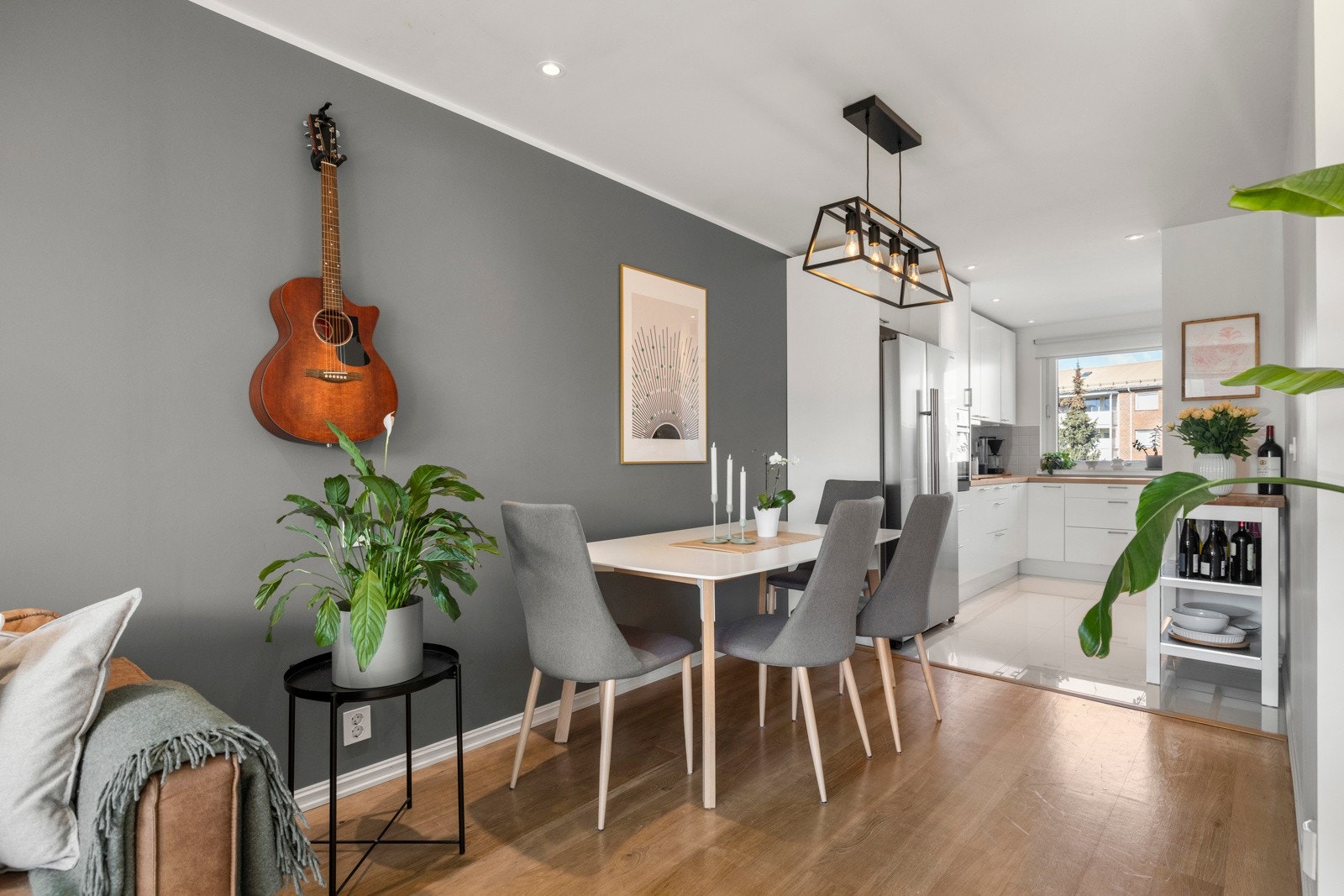 Stue mot kjøkken i åpen løsning. Galleribilde