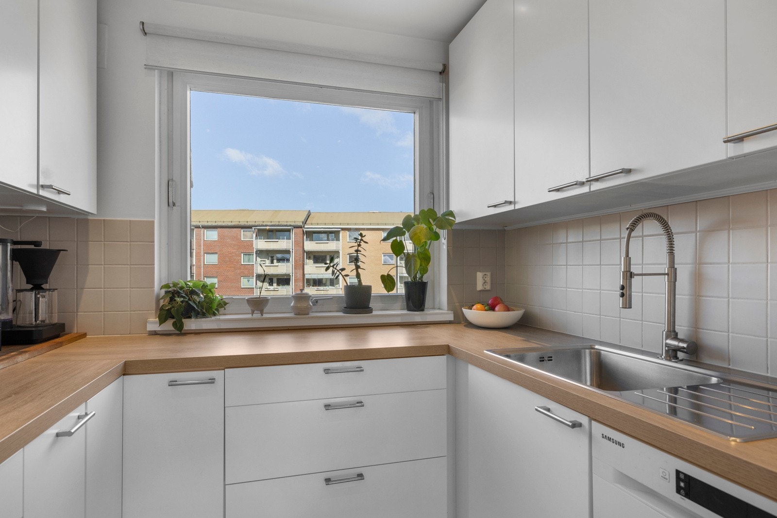 På kjøkkenet får du også kveldssol gjennom vinduet. Galleribilde