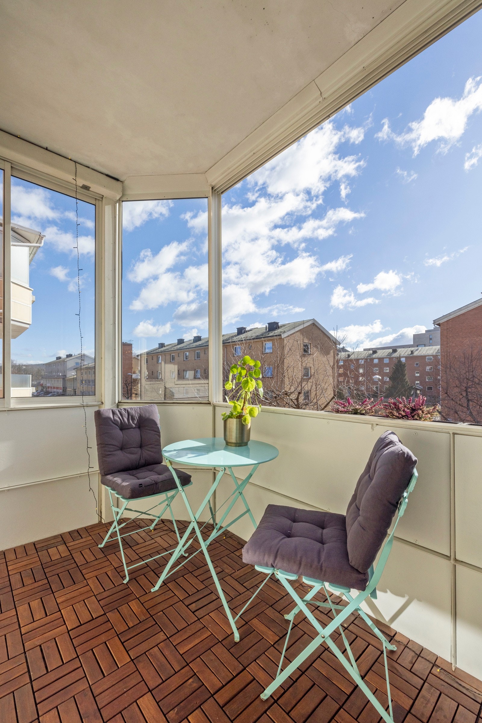 Det er god plass til utemøbler. Det er montert både utelys og stikkontakt, slik at du kan utnytte balkongen også på kveldstid. Galleribilde