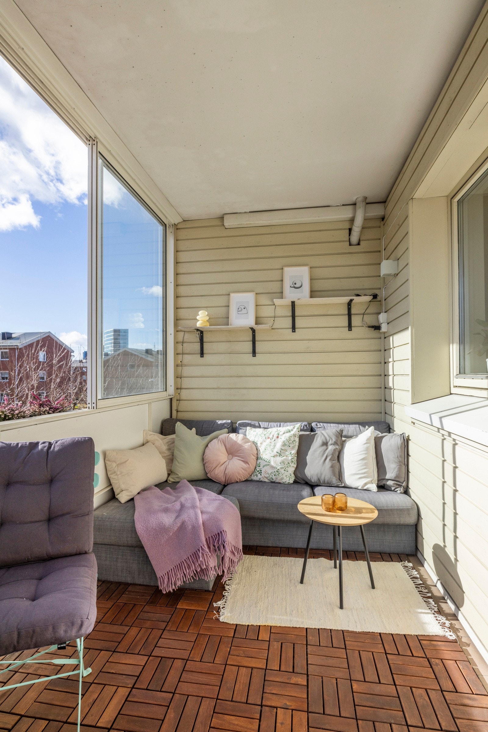 Balkongen på ca. 7 kvm er sydvendt og byr på sol fra morgen til ca. 16:00 på sommeren og til kl. 14:00 på vinteren. Galleribilde