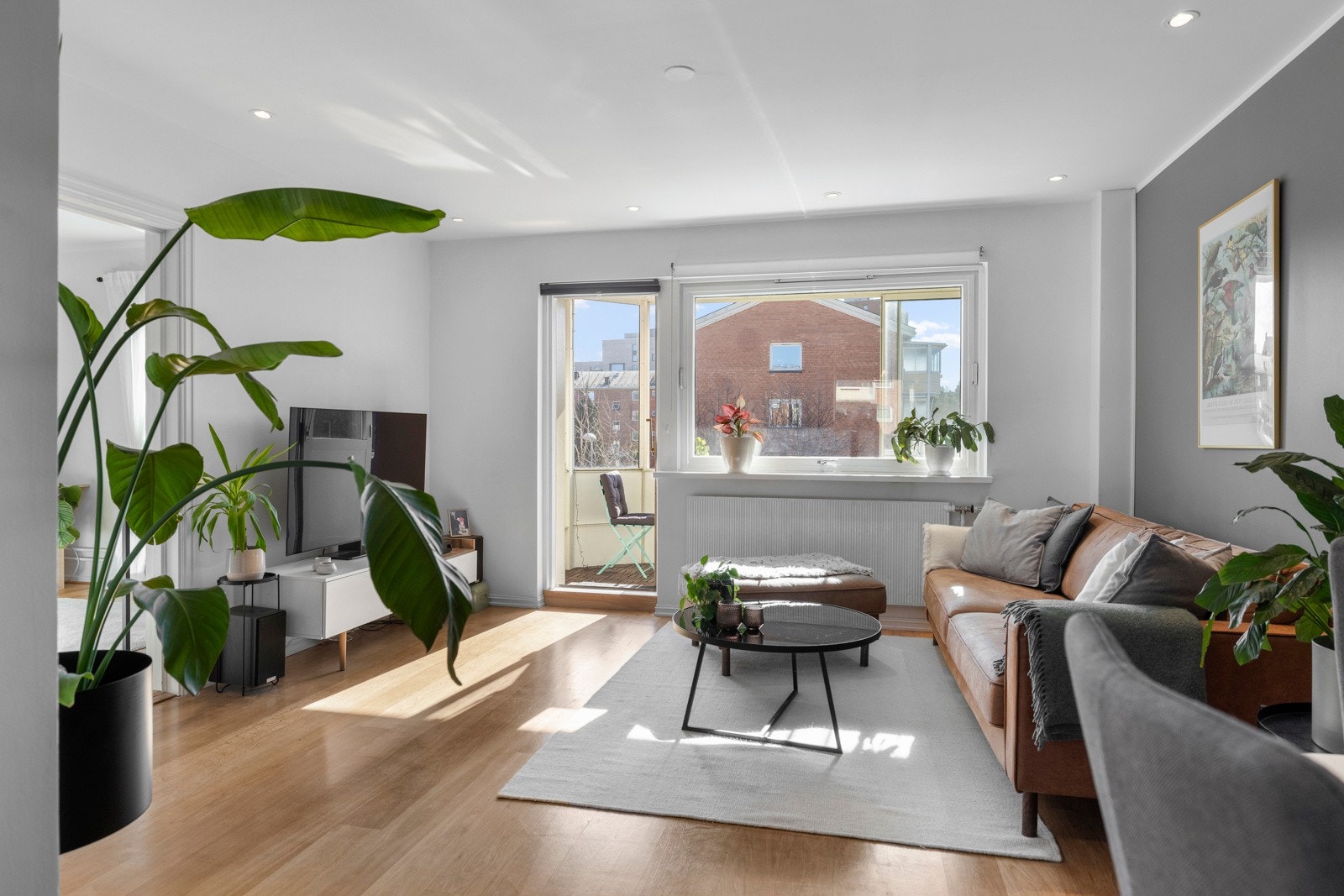 Stuen har også direkte adkomst til balkongen, som fungerer som en forlengelse av oppholdsrommet og gir deg et ekstra utendørsrom. Galleribilde