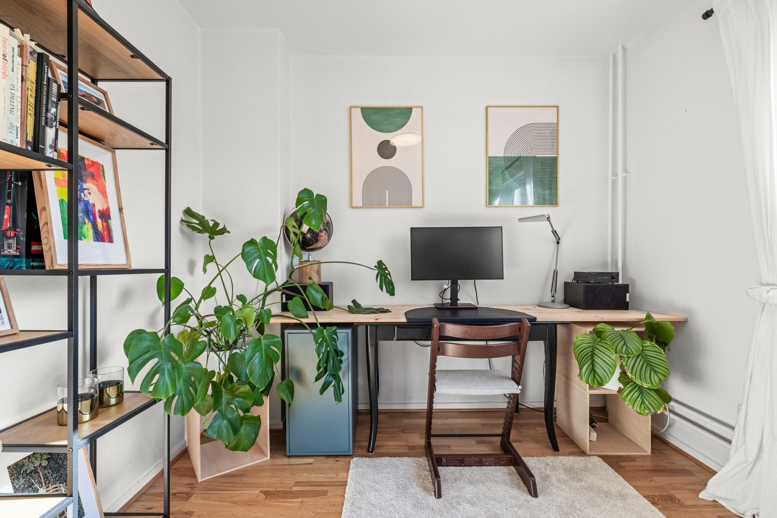 Idag er soverom II innredet som et hyggelig hjemmekontor. Galleribilde