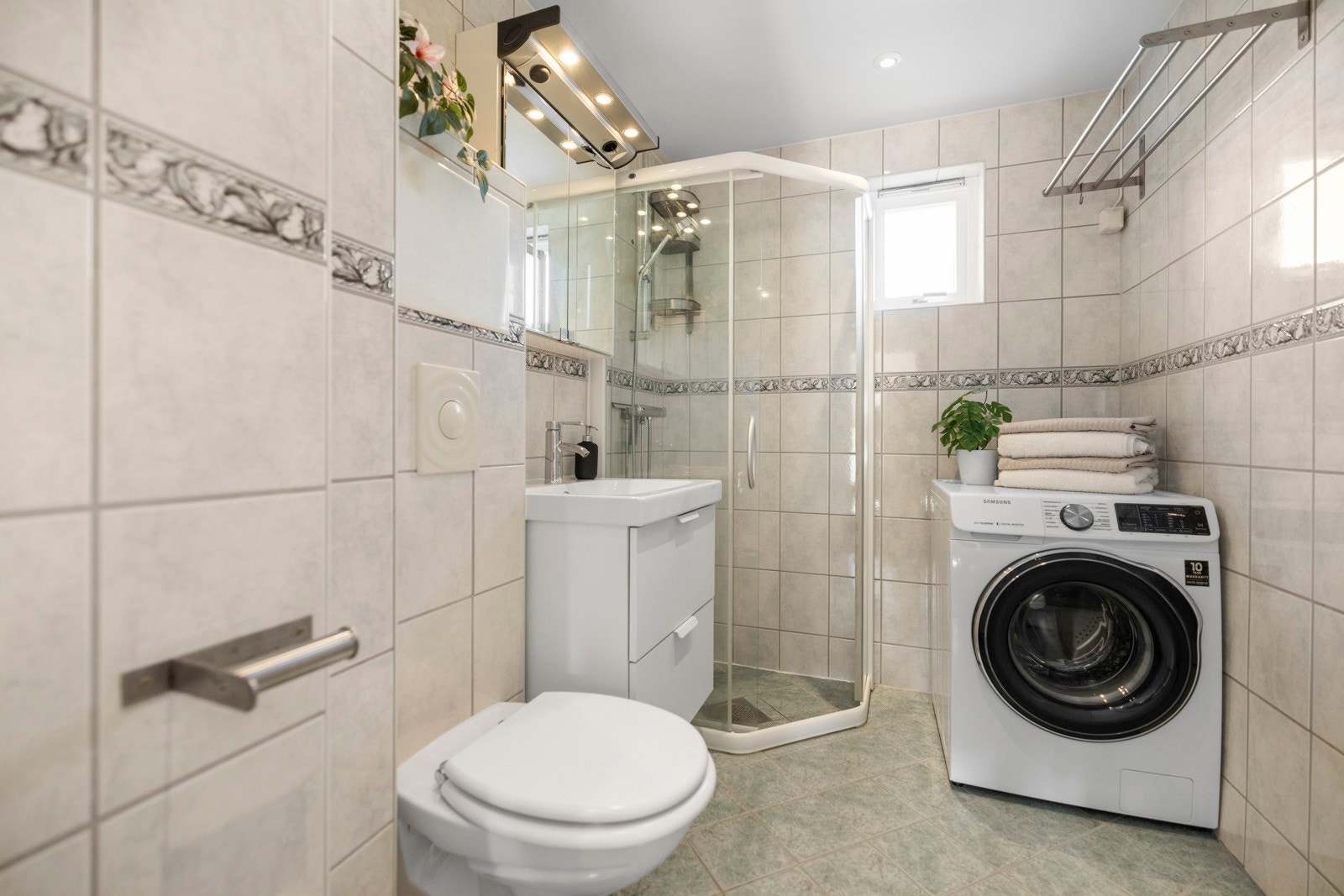 Baderommet er lyst flislagt og ble oppusset i 2005. I 2019 ble det elektriske anlegget totalrehabilitert. Galleribilde