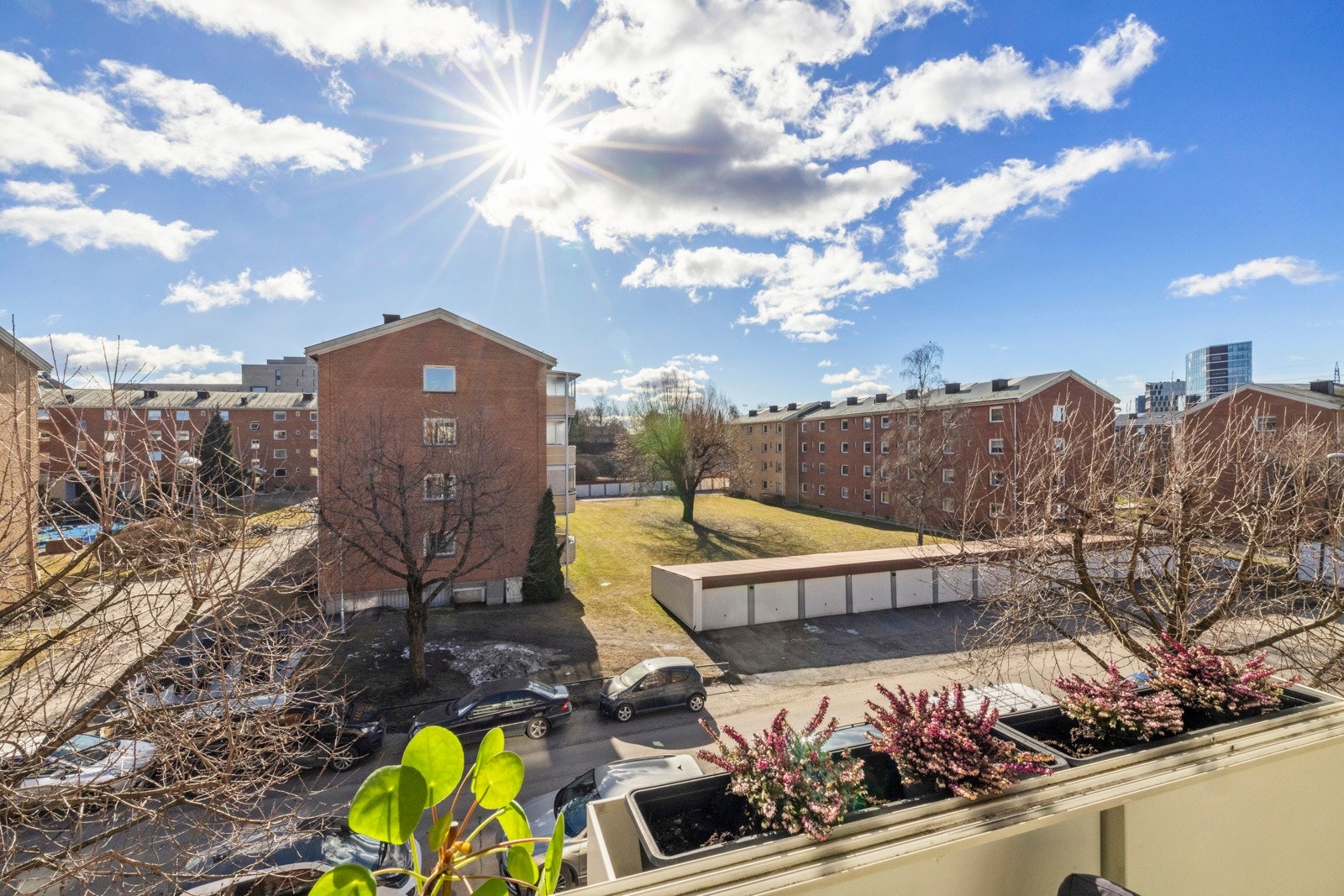 Boligen har en god intern beliggenhet i 3. etasje med morgen/formiddagssol. Galleribilde