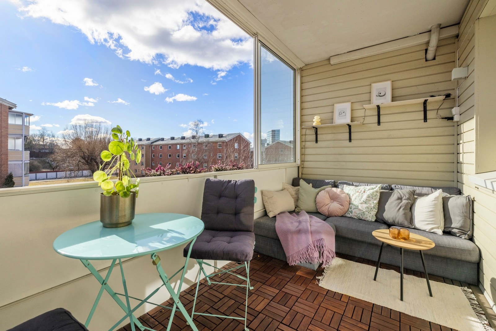 En lys og gjennomgående 3-roms leilighet med innglasset balkong og garasjeplass. Galleribilde