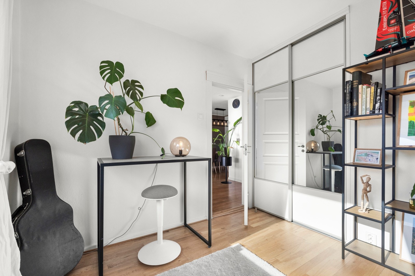 Det er en innebygget garderobeløsning med skyvedører for maksimal plassutnyttelse. Galleribilde