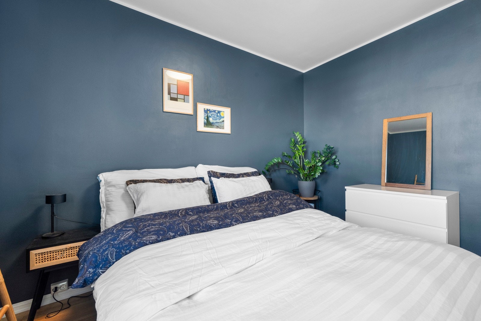 Hovedsoverommet er romslig og gir god plass til dobbeltseng, nattbord og en praktisk garderobeløsning. Galleribilde