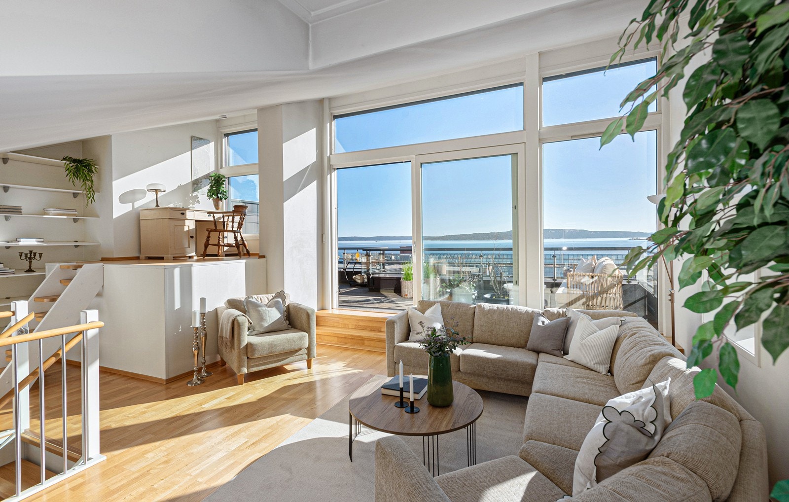 Helt usjenert på toppen, fullstendig uten innsyn Galleribilde