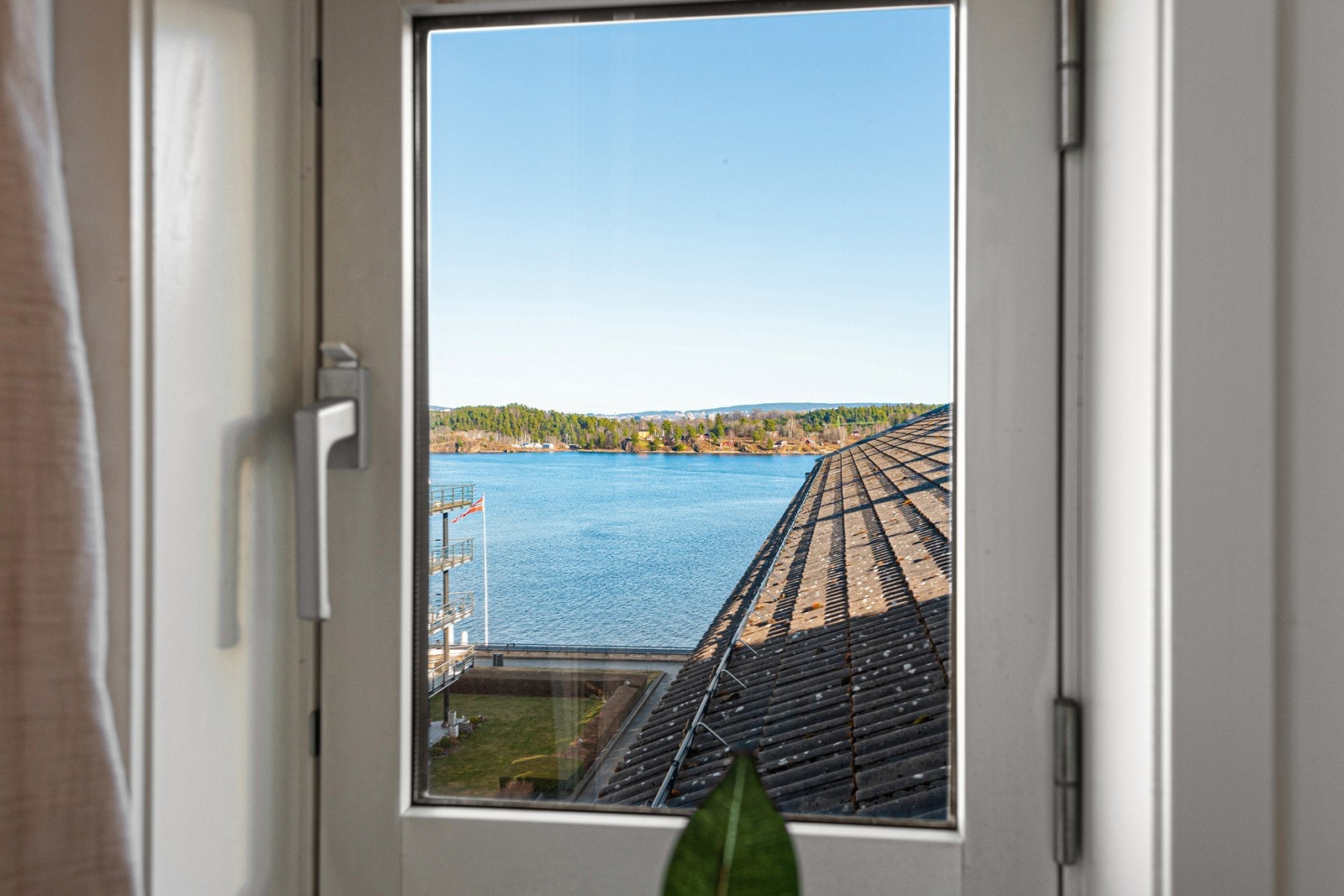 Hyggelig sjøutsikt fra soverom Galleribilde