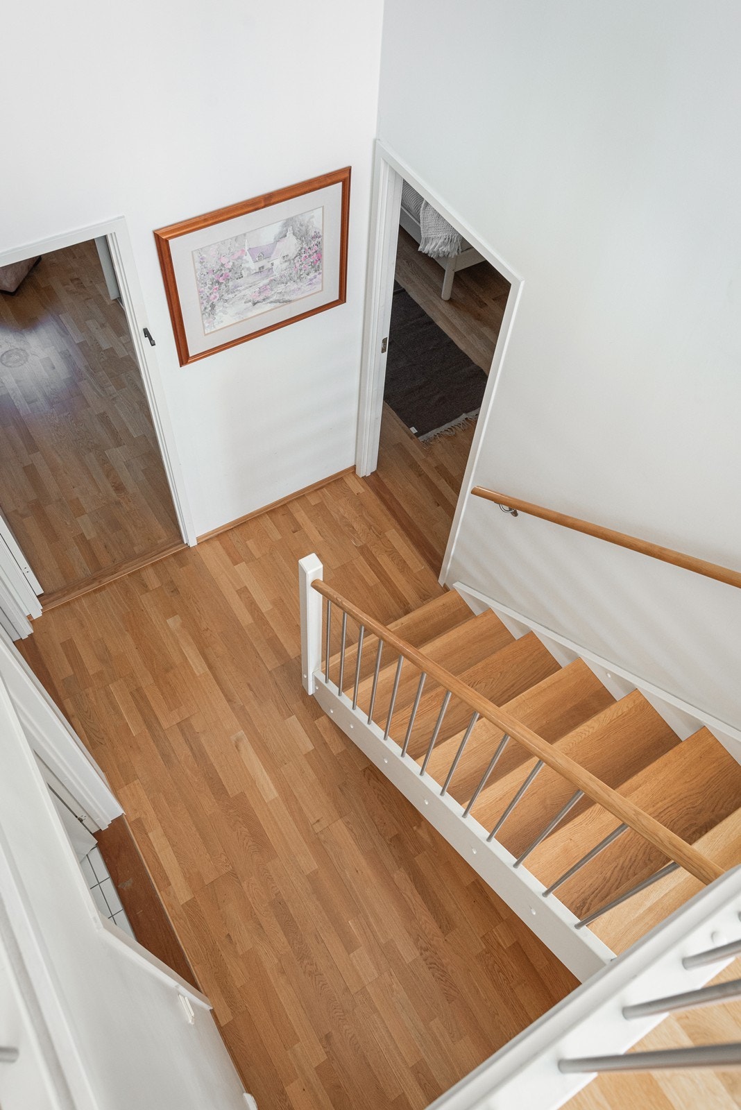 Trapp ned til leilighetens 1.etg med 3 soverom, 2 bad og åpen stue-kjøkkenløsning Galleribilde