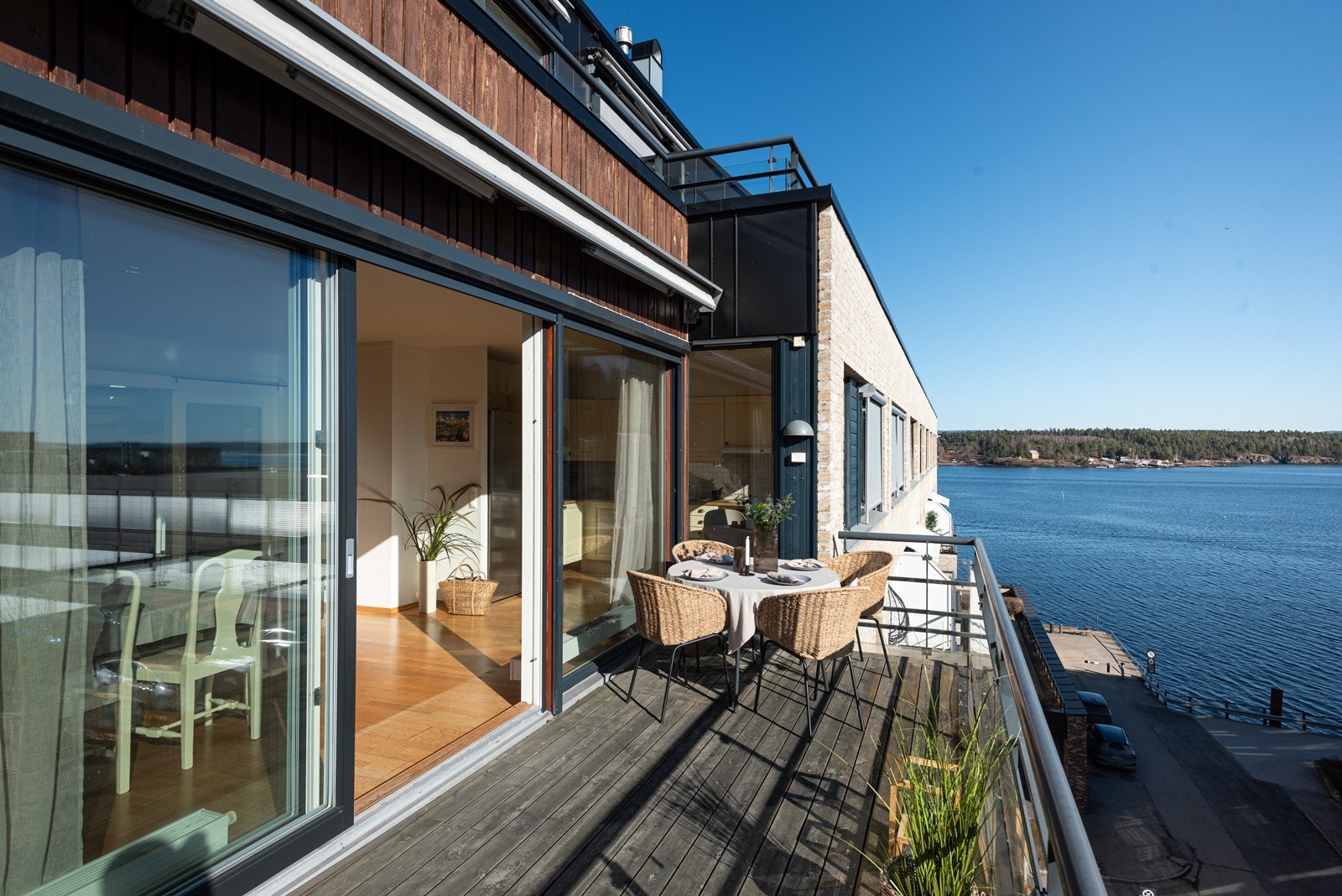 Flott uteplass på 13 kvm, usjenert med sjøutsikt Galleribilde