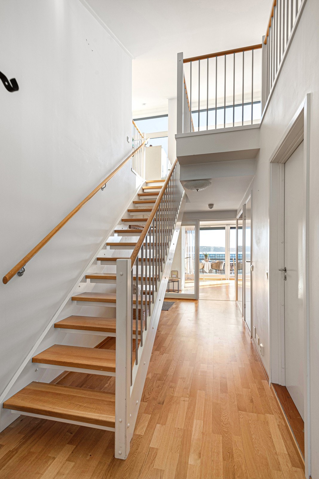 De store vindusflatene i begge etasjer gjør at leiligheten oppleves lys og romslig Galleribilde