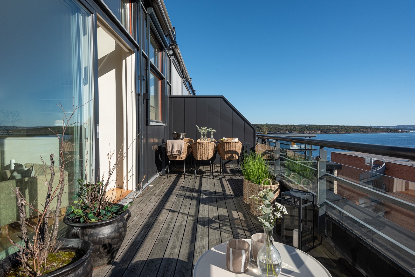 Meget romslig terrasse (20kvm) med god plass til både sofagruppe og spisebord Galleribilde