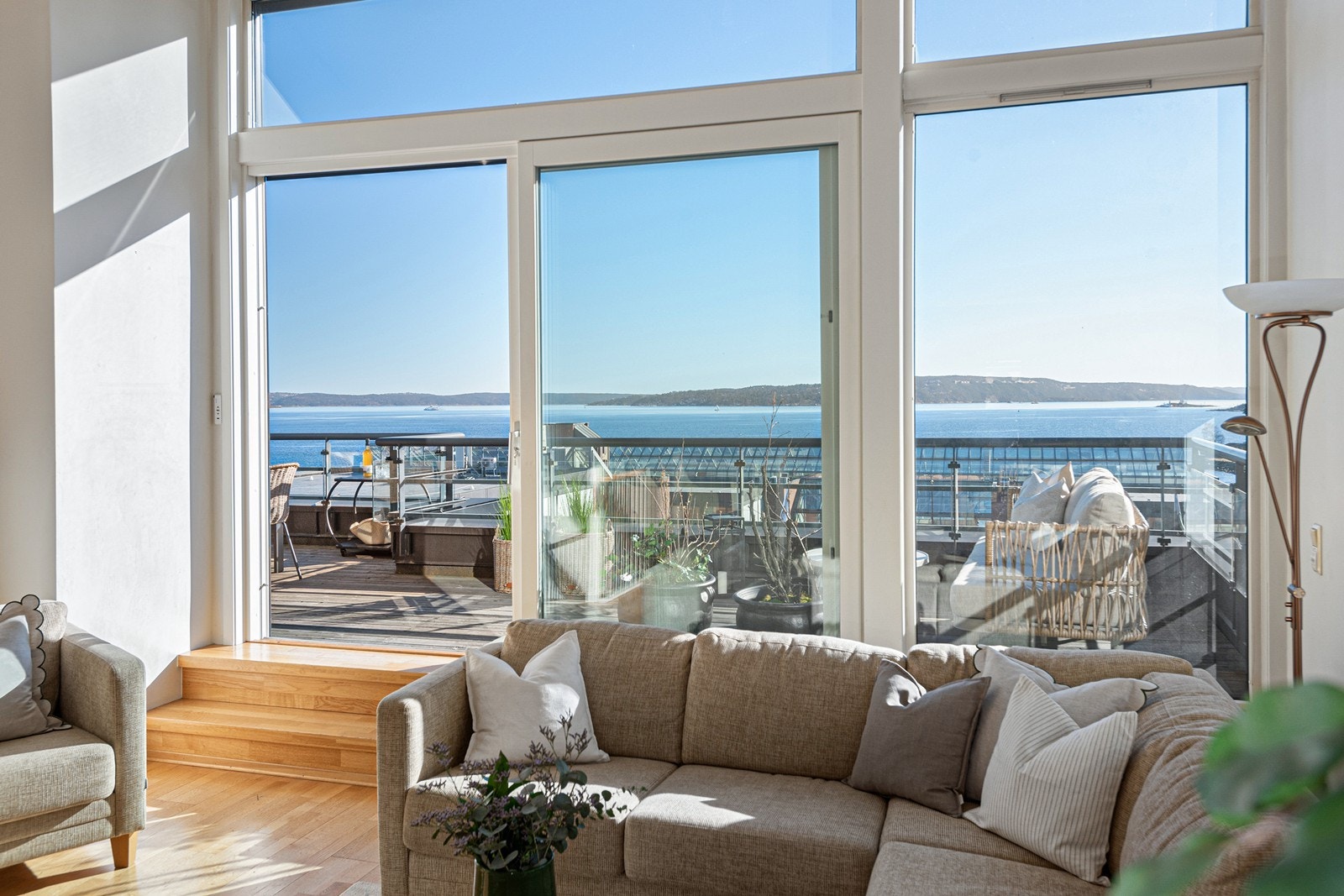 Leiligheten ligger i byggets 5. og 6.etg og inneholder 4 soverom, 2 stuer og 2 bad. 2 parkeringsplasser i garasjekjeller. Galleribilde